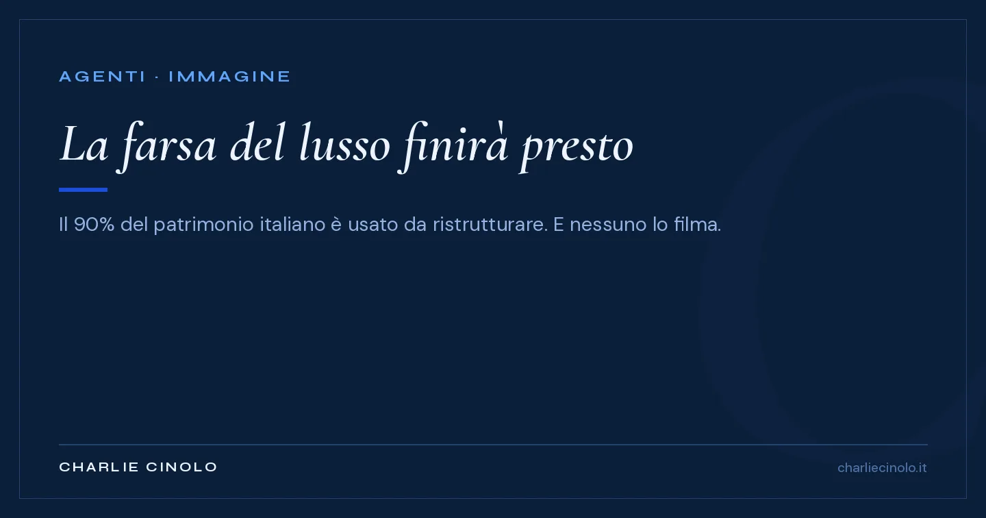 Grafica editoriale navy: mentre gli agenti immobiliari inseguono il lusso da influencer, circa il 90% del patrimonio immobiliare italiano è fatto di case da ristrutturare con classi energetiche scadenti.