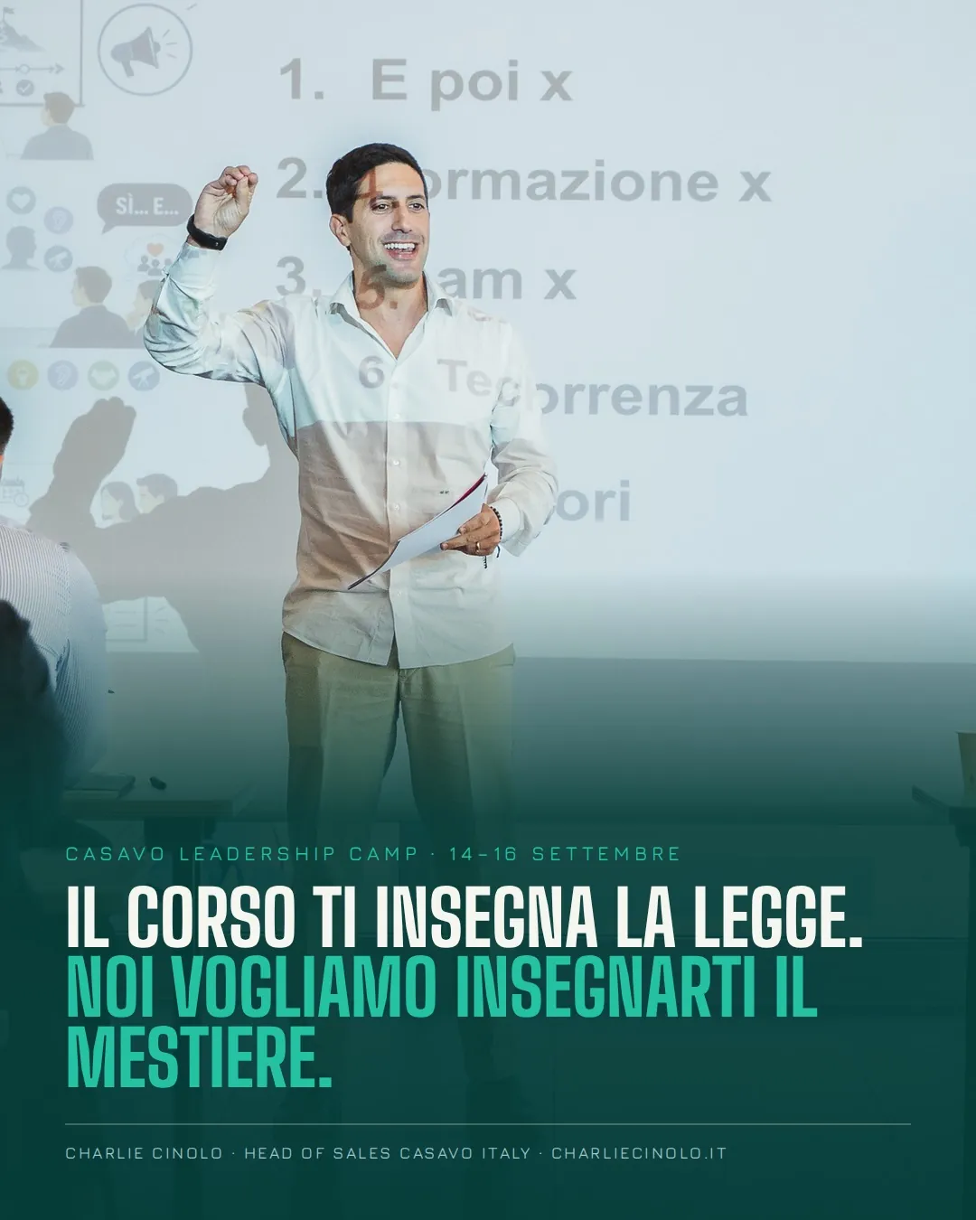 Charlie Cinolo in aula davanti a una proiezione, con il braccio alzato. Testo: Casavo Leadership Camp, 14-16 settembre. Il corso ti insegna la legge. Noi vogliamo insegnarti il mestiere.
