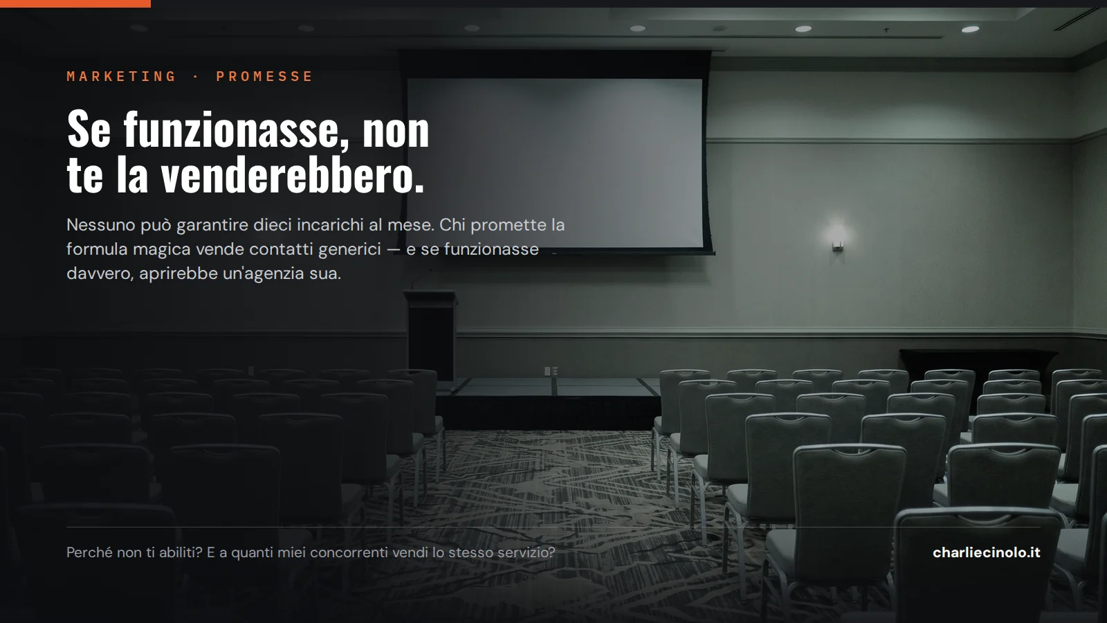 Sala convegni vuota dopo un evento: le promesse di dieci incarichi al mese garantiti vendute agli agenti immobiliari.
