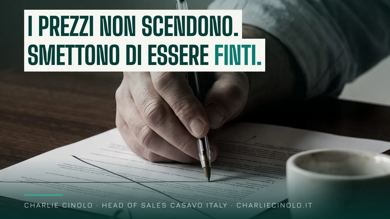 Una mano traccia con la penna una riga su un foglio stampato, accanto a una tazzina di caffè, sotto il titolo: i prezzi non scendono, smettono di essere finti.