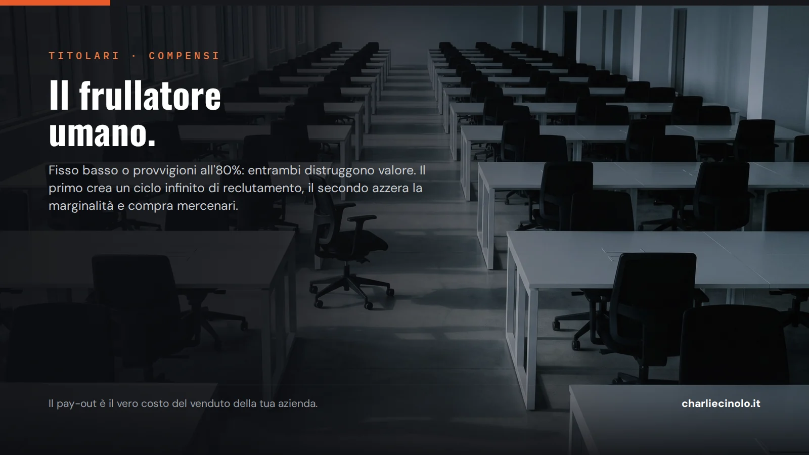 Open space commerciale con file di postazioni vuote: il ciclo infinito di reclutamento generato da un modello retributivo sbagliato.