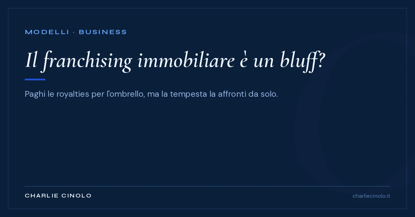 Grafica editoriale navy: il modello vincente del franchising immobiliare messo in discussione — nel food il franchisor garantisce prodotto e clienti, nell'immobiliare gli immobili li trova l'affiliato e i clienti pure.