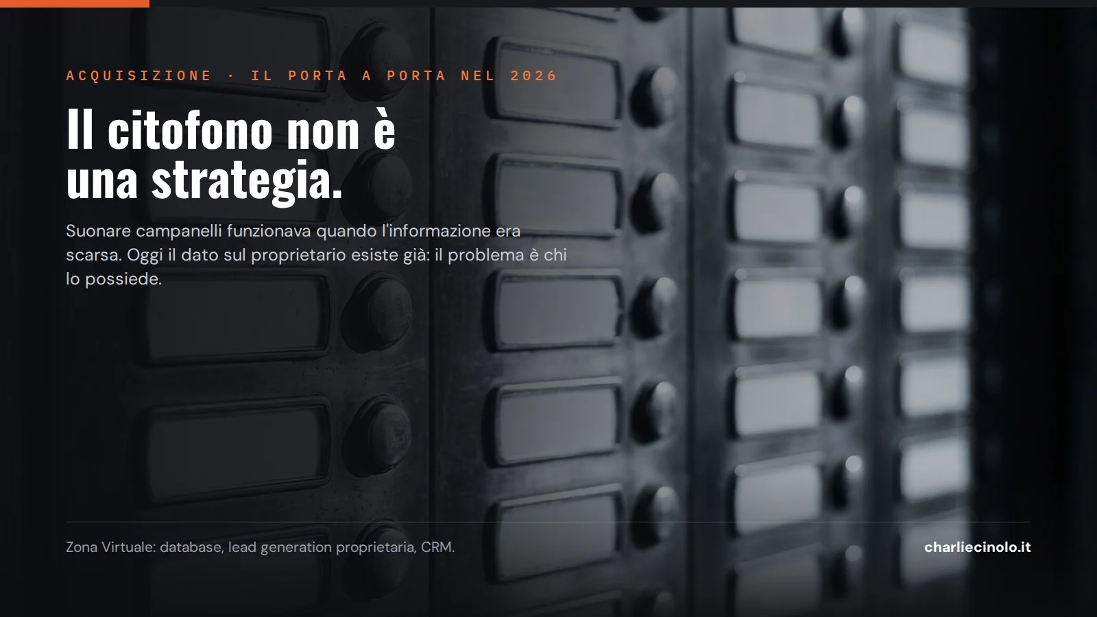 Pulsantiera di citofoni su un portone italiano: il porta a porta immobiliare nel 2026 e l'alternativa della Zona Virtuale.