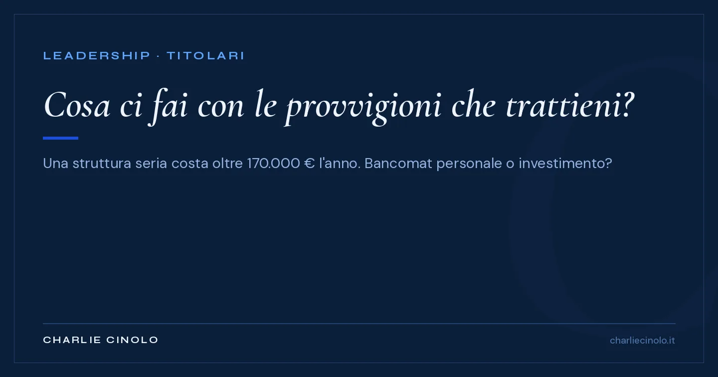 Grafica editoriale navy: una struttura di agenzia immobiliare seria costa oltre 170.000 euro l'anno di costi fissi tra lead generation, operatività, brand e servizi — il vero uso delle provvigioni trattenute agli agenti.