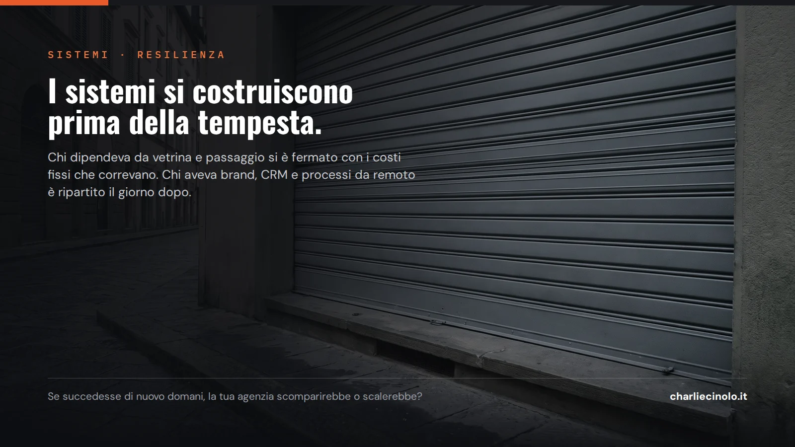 Serranda abbassata in una via deserta: la lezione del COVID sulla fragilità delle agenzie senza brand, CRM e processi da remoto.